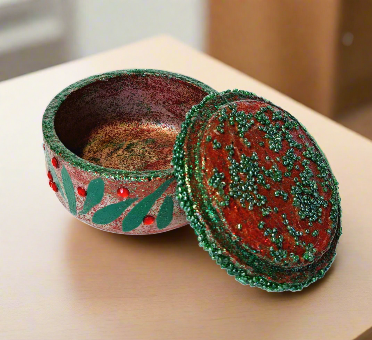 Зелена кутия с червени цветя